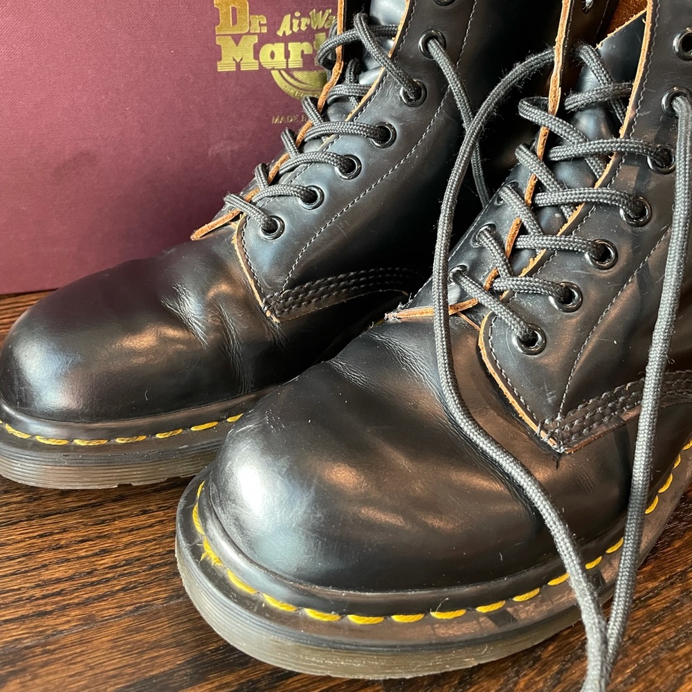 1460 VINTAGE MADE IN ENGLAND LACE UP BOOTS